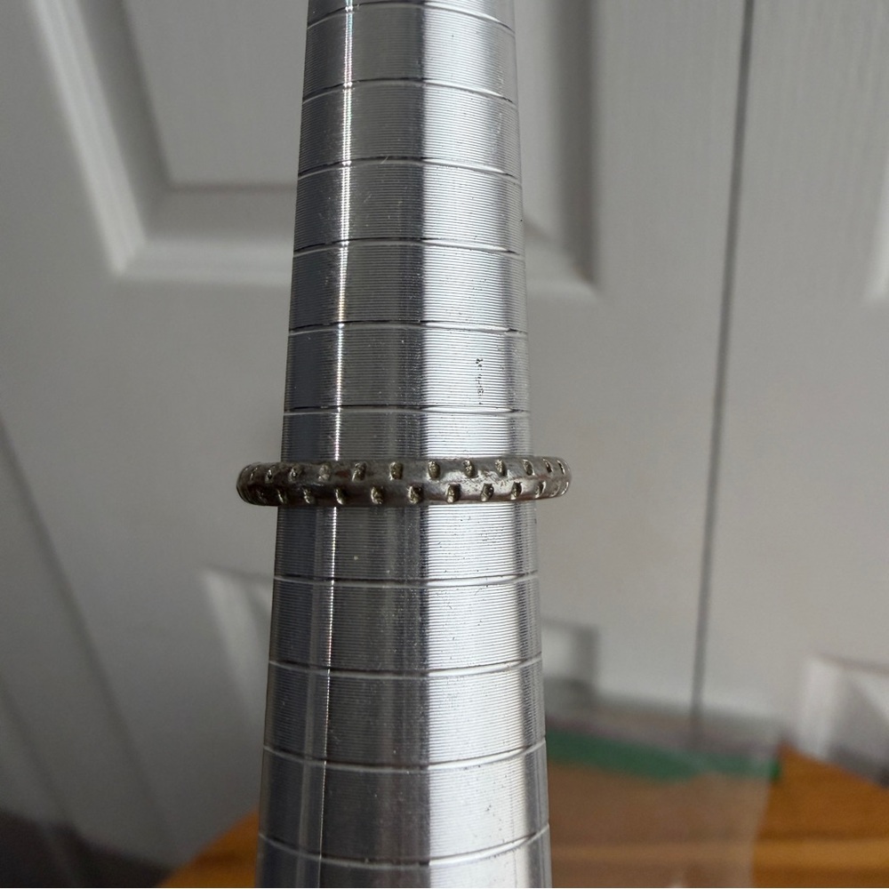 Silver color‎ ornate cutout band ring size 7